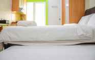 Kamar Tidur 6 Stylish and Comfortable Studio Green Pramuka Apartment