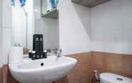 Toilet Kamar 5 Relaxing and Warm 2BR @ Green Pramuka City Apartment