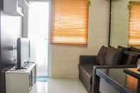 พื้นที่สาธารณะ Minimalist 2BR at Green Pramuka Apartment near Shopping Mall