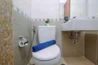 Toilet Kamar Homey and Comfortable 1BR Apartment at Royal Olive Residence
