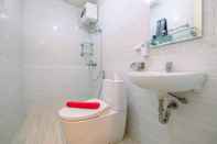 Toilet Kamar Strategic 2BR Apartment with Workspace @ Season City