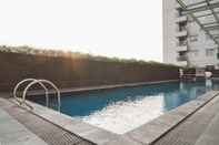 สระว่ายน้ำ Contemporary Style & Family 2BR Apartment Belmont Residence Puri