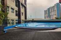 Swimming Pool Comfy and Minimalist 1BR Apartment at Atria Residence