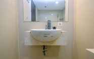 Toilet Kamar 3 Comfy and Minimalist 1BR Apartment at Atria Residence