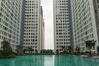 สระว่ายน้ำ New Furnished 2BR Apartment at Serpong M-Town Residence