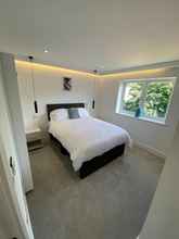 Kamar Tidur 4 Stylish 2 Bed Flat with Parking