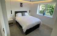 Kamar Tidur 5 Stylish 2 Bed Flat with Parking