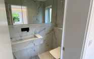 In-room Bathroom 7 Stylish 2 Bed Flat with Parking