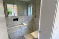 In-room Bathroom Stylish 2 Bed Flat with Parking