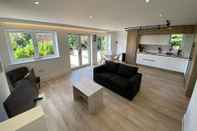 Common Space Stylish 2 Bed Flat with Parking