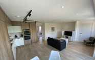 Common Space 6 Stylish 2 Bed Flat with Parking