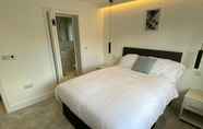 Kamar Tidur 4 Stylish 2 Bed Flat with Parking