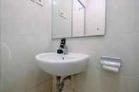 Toilet Kamar Elegant Nifarro Park 2BR Apartment with Best View