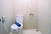 Toilet Kamar Elegant Nifarro Park 2BR Apartment with Best View