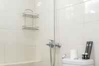 Toilet Kamar Modern and Relax 2BR @ Bassura City Apartment