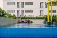 สระว่ายน้ำ Relaxing 2BR Bassura City Apartment