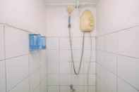 Toilet Kamar Homey and Comfy 2BR Apartment @ Kebagusan City