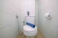 Toilet Kamar Comfortable and Homey Studio Apartment at Dramaga Tower near IPB