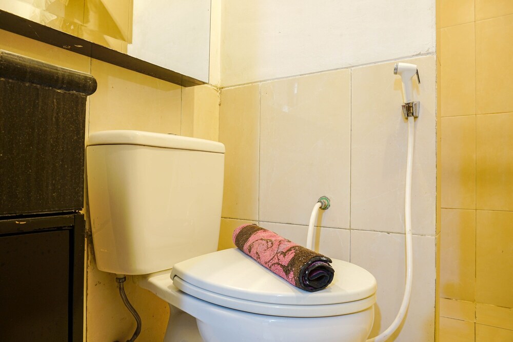 Toilet Kamar 6 Fully Furnished and Spacious 3BR Apartment at Mangga Dua Residences