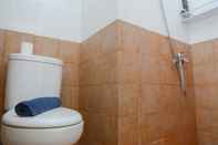 Toilet Kamar Comfortable and Clean 2BR Green Pramuka Apartment