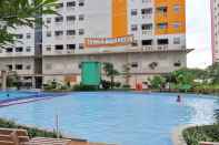 สระว่ายน้ำ Comfortable and Clean 2BR Green Pramuka Apartment