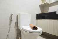 Toilet Kamar Relax and Comfy with Pool View @ Studio West Vista Apartment