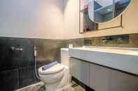 Toilet Kamar Exclusive and Modern Studio at Menteng Park Apartment