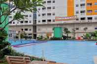 Swimming Pool Cozy Studio with Direct Access to Mall at Green Pramuka Apartment
