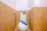 Toilet Kamar Cozy Studio with Direct Access to Mall at Green Pramuka Apartment