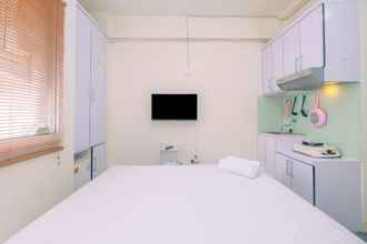 Kamar Tidur 4 Cozy Studio with Direct Access to Mall at Green Pramuka Apartment