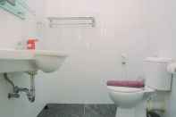 Toilet Kamar Comfy and Beautiful 2BR Menteng Square Apartment