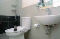 Toilet Kamar Cozy and Elegant 2BR Apartment at Kebayoran Icon