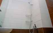 Toilet Kamar 6 Good Homey and Simply Studio Margonda Residence 3 Apartment