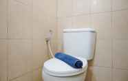 Toilet Kamar 5 Compact Studio Apartment at Margonda Residence 2