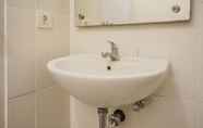 Toilet Kamar 2 Comfortable and Simple 2BR Apartment at 19 Avenue