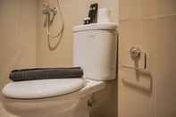 Toilet Kamar Cozy and Comfy Studio Tree Park Apartment