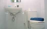 Toilet Kamar 7 Cozy and Minimalist Studio Patraland Urbano Apartment near Bekasi Station