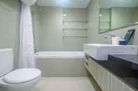 Toilet Kamar Stunning Studio Azalea Suites Apartment