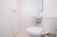 Toilet Kamar Minimalist Tamansari Mahogany Studio Apartment with City View