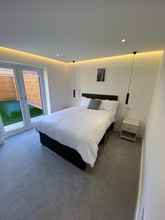 Bedroom 4 Stylish 2 Bed 2 Bath Flat with Garden