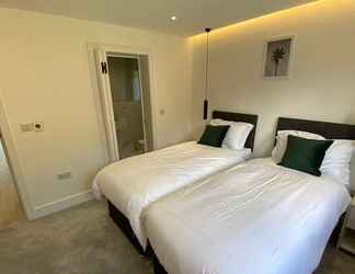 Bedroom 2 Stylish 2 Bed 2 Bath Flat with Garden