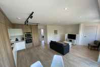 Common Space Lovely 2 Bedroom Flat with Parking