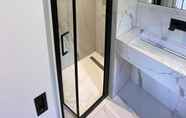 In-room Bathroom 5 Lovely 2 Bedroom Flat with Parking