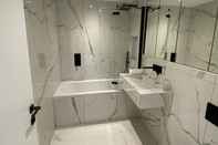 In-room Bathroom Amazing 2 Bed Flat with Parking