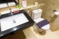 Toilet Kamar Comfy 2BR L'Avenue Apartment