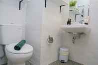 Toilet Kamar Elegant 1BR Parahyangan Residence Apartment With Mountain View