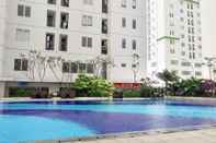 Kolam Renang Modern 2BR with City View at Bassura Apartment