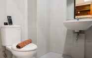 Toilet Kamar 5 Comfortable and Spacious Studio Casa De Parco Apartment