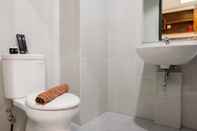 Toilet Kamar Comfortable and Spacious Studio Casa De Parco Apartment