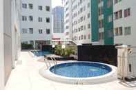 Kolam Renang Comfortable 2BR Apartment at Pavilion Permata